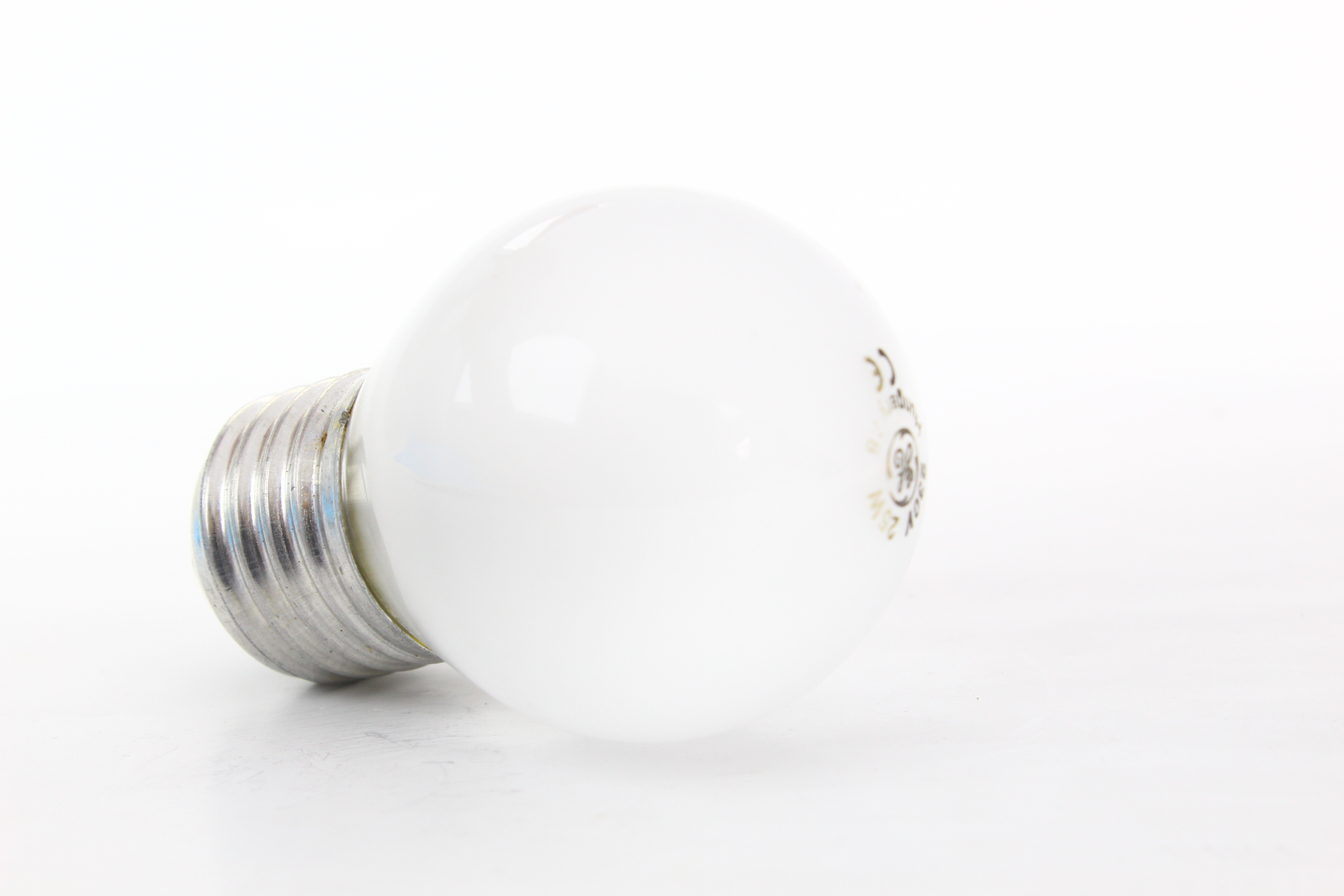 Ampoule sphérique E27 230V 25W dépolie