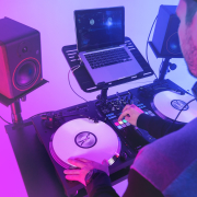 Gravity FDJT 01 Stand table pour studio ou DJ avec support pour enceintes et ordinateur portable