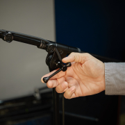 TMS 4232 B Gravity - Pied de micro bas Touring trépied et perchette télescopique à 2 points de réglage, noir