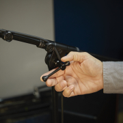 TMS 4332 B Gravity - Pied e micro Touring avec trépied et perchette télescopique à 2 points de réglage, noir