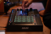 MPC-LIVE3 AKAI PROFESSIONAL - 16 pads MPCe, Touch Strip, enceintes, batterie, MPC3 OS, séquenceur