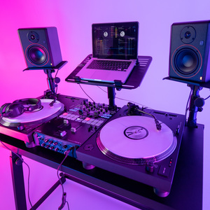 Gravity FDJT 01 Stand table pour studio ou DJ avec support pour enceintes et ordinateur portable