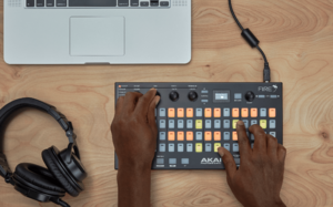 Contrôleur Akai Pro Fire pour Fruity Loops 4 x 16 pads RVB