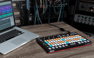 Contrôleur Akai Pro Fire pour Fruity Loops 4 x 16 pads RVB