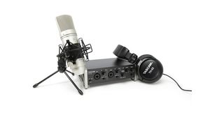 Kit studio Tascam TRACKPACK2X2 avec carte son US-2x2 casque TH-02 et micro