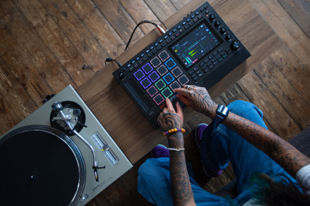 Image nº8 du produit MPC-LIVE3 AKAI PROFESSIONAL - 16 pads MPCe, Touch Strip, enceintes, batterie, MPC3 OS, séquenceur