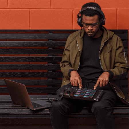 Image nº8 du produit MPC-STUDIO-II AKAI PROFESSIONAL - 16 pads, ruban tactile 140 mm, écran OLED, logiciel MPC