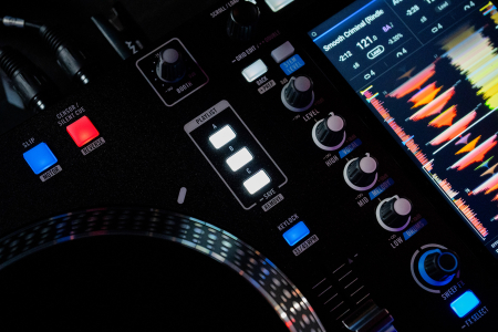 Image nº6 du produit SYSTEM ONE RANE DJ - Système DJ autonome motorisé tout-en-un 2 voies, Stems et FX intégrés