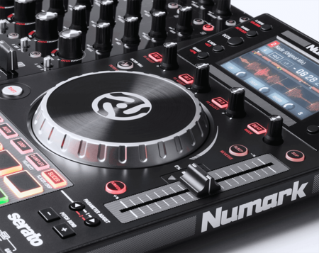 Image nº4 du produit Contrôleur DJ NUMARK NVII 4 voies 16 pads carte son et 2 écrans
