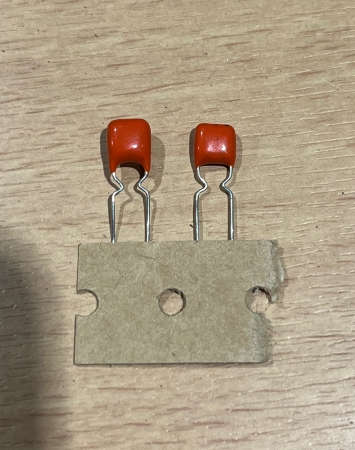 Image principale du produit CONDENSATEUR POLYES 100nF 100V RAD. PAS 5.8