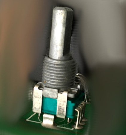 Image principale du produit Potentiomètre volume 50KB mono pour enceinte active RCF 6x13mm Hauteur totale 30mm