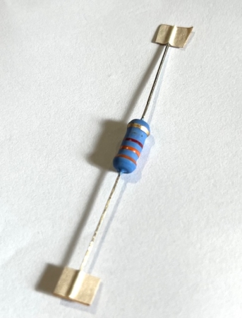 Image principale du produit Résistance traversante 3.3K Ohms 2W Oxyde métallique ignifuge 12x5mm