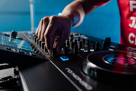Image nº8 du produit SCLIVE4 DenonDJ - Contrôleur DJ autonome 4 voies écran 7''